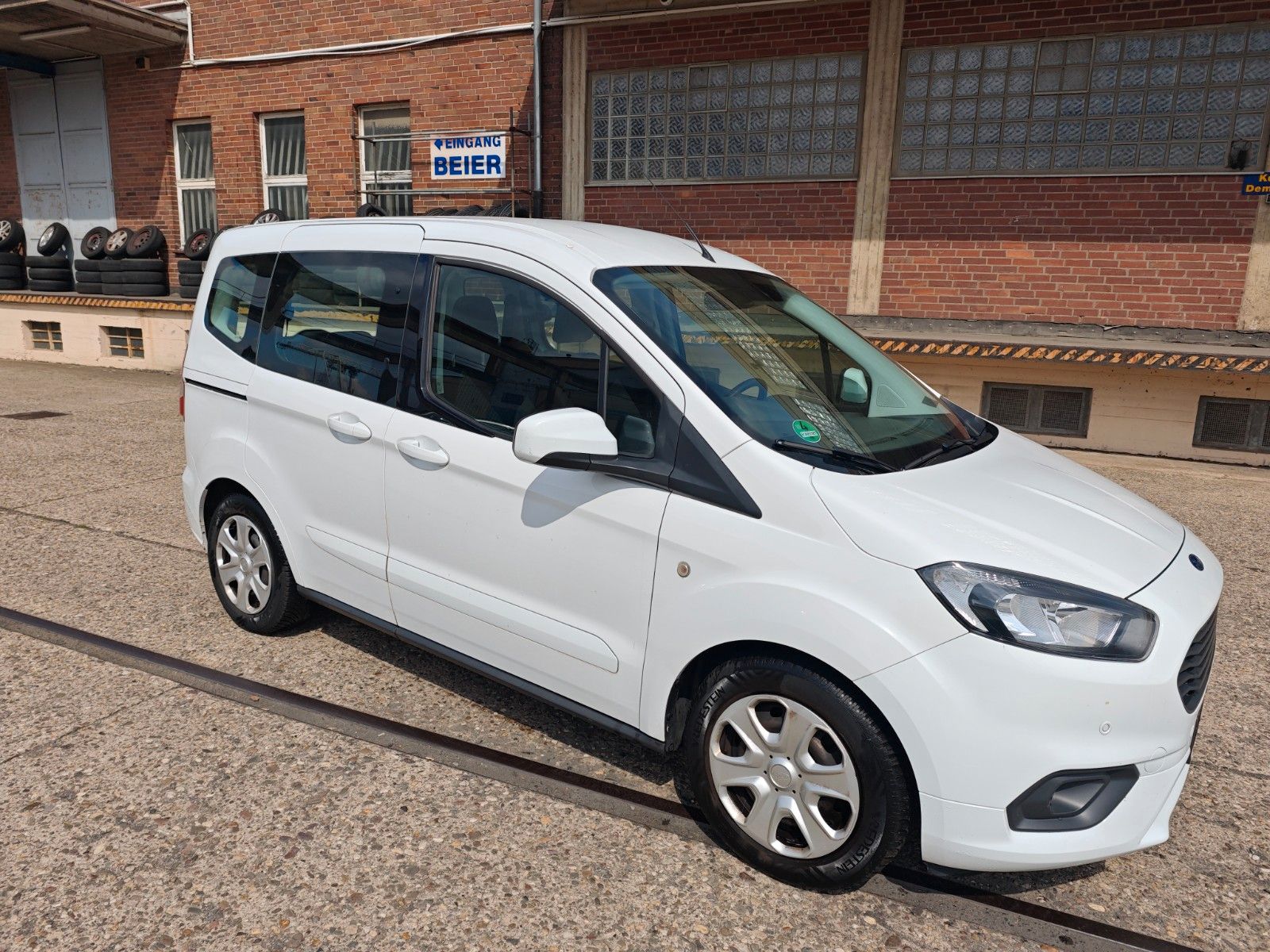 Fahrzeugabbildung Ford Tourneo Courier Trend