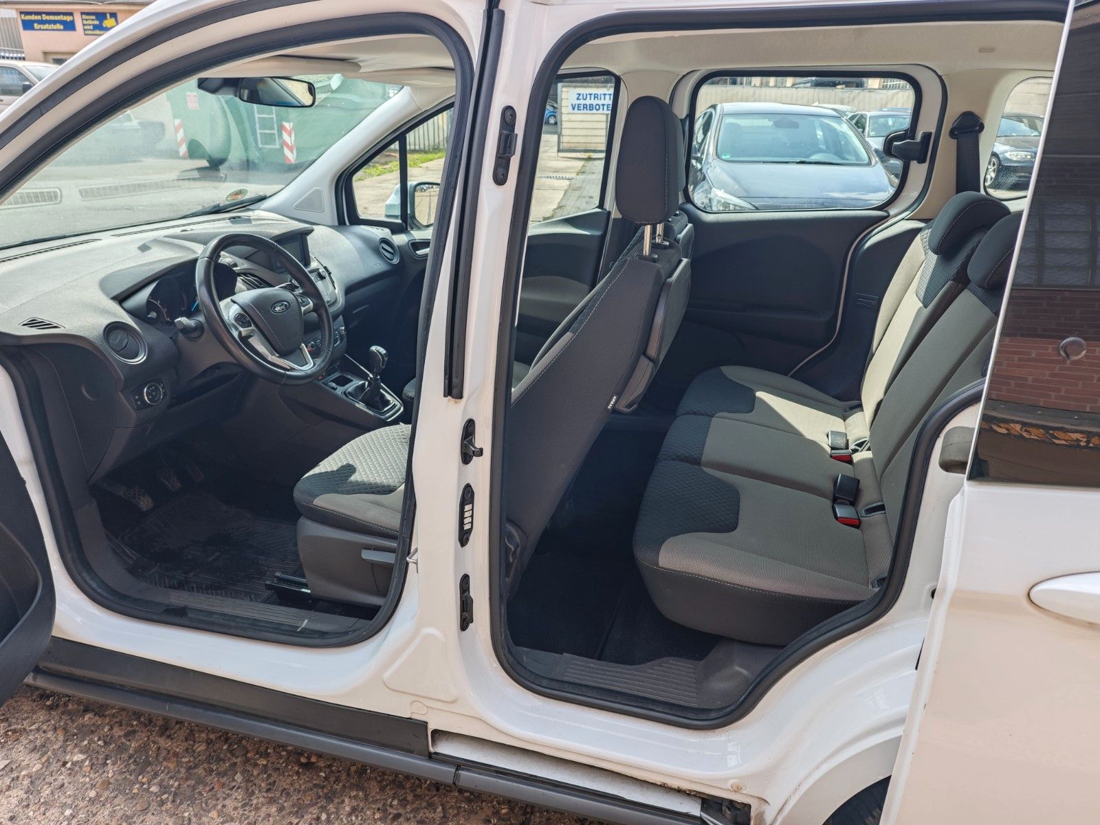 Fahrzeugabbildung Ford Tourneo Courier Trend
