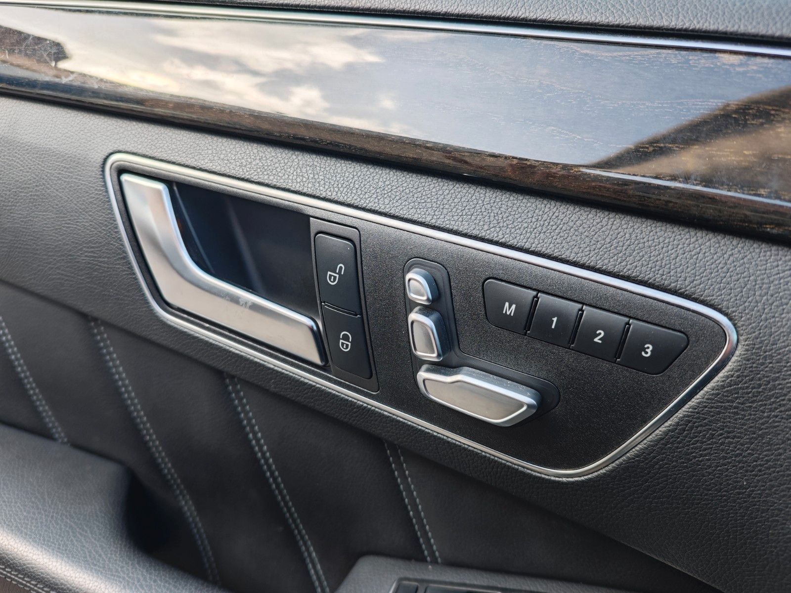 Fahrzeugabbildung Mercedes-Benz E 350 E T-Modell E 350 BlueTec