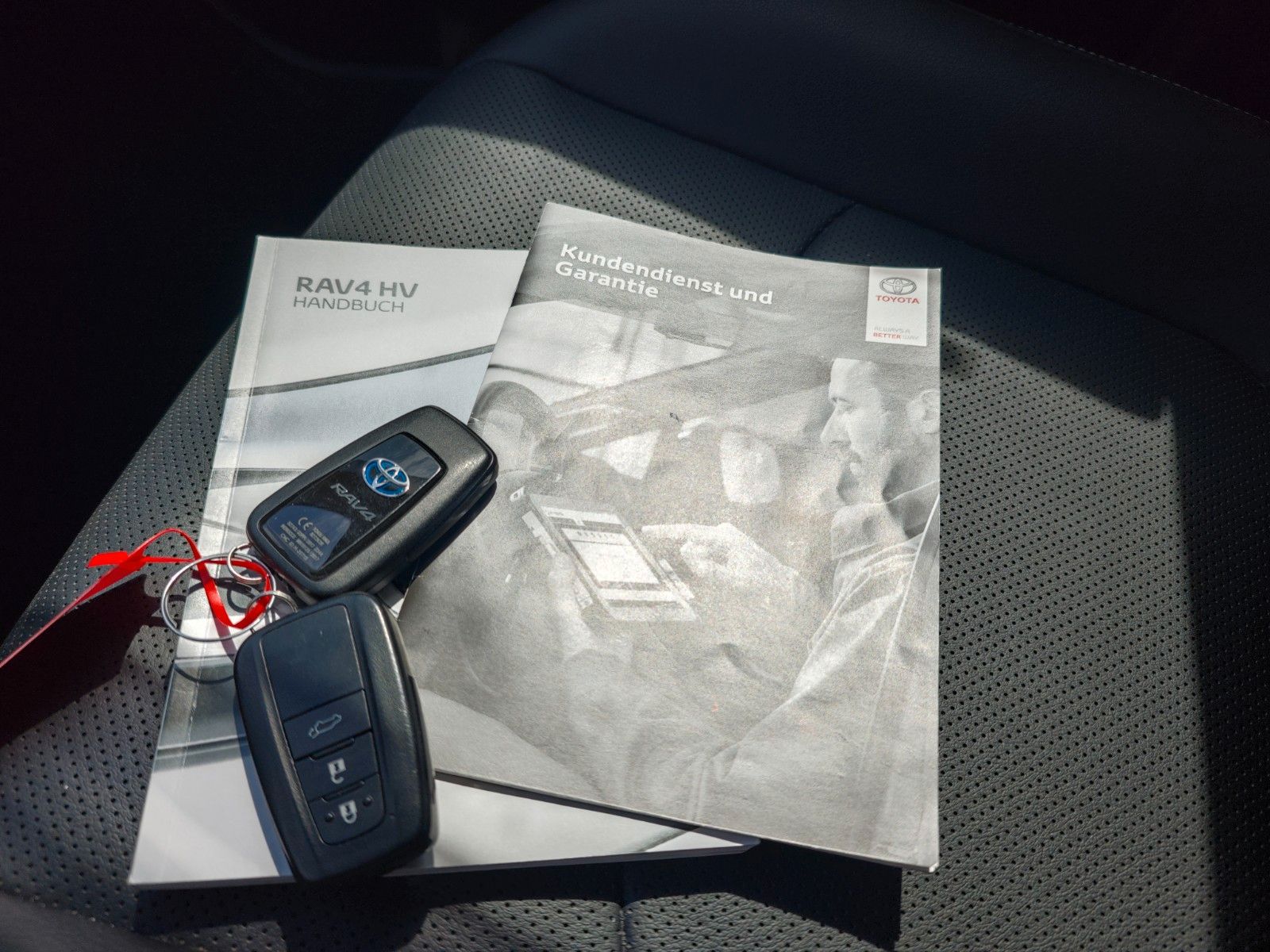 Fahrzeugabbildung Toyota RAV 4 RAV4 Hybrid 4x4 Lounge