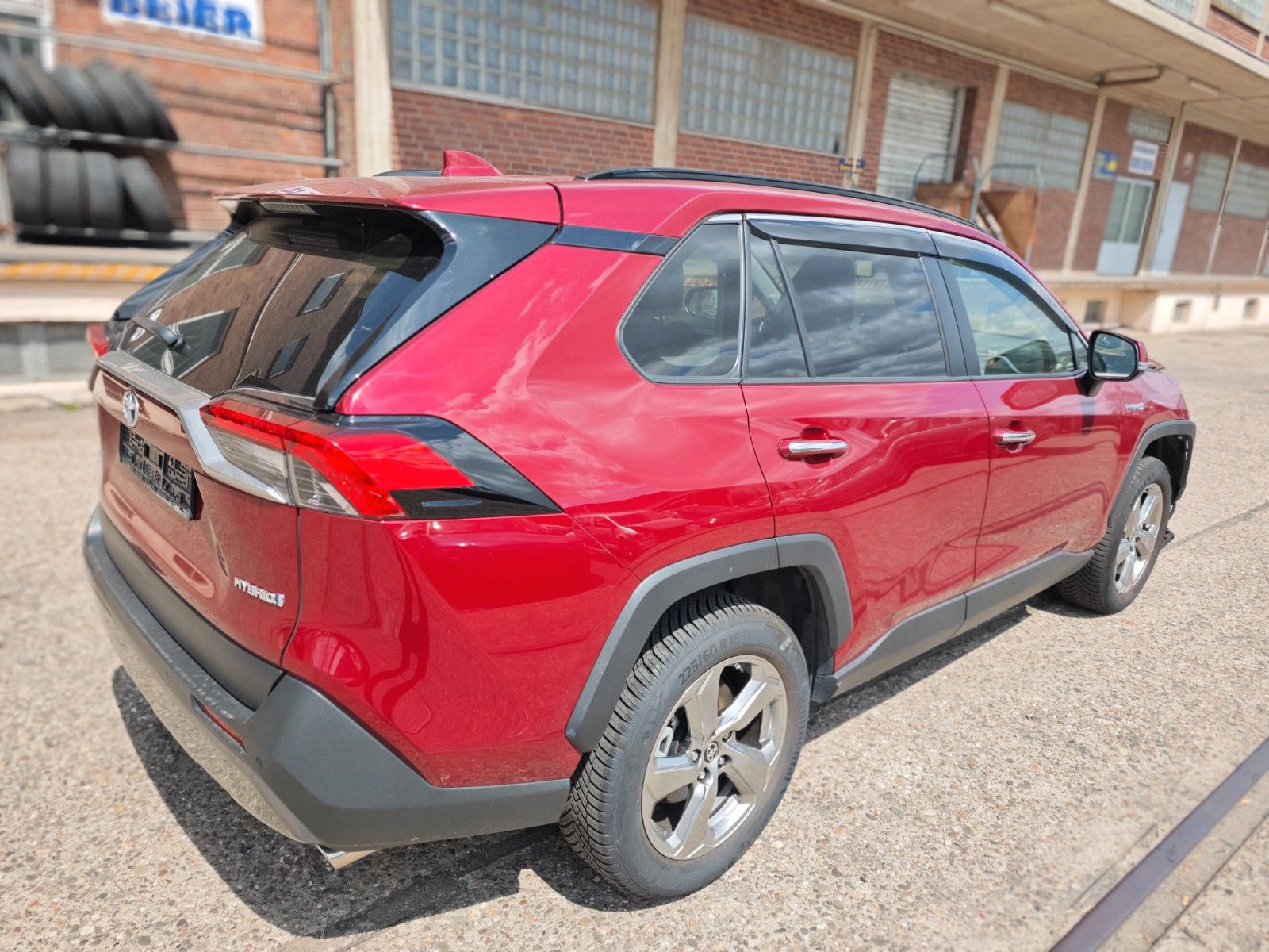Fahrzeugabbildung Toyota RAV 4 RAV4 Hybrid 4x4 Lounge